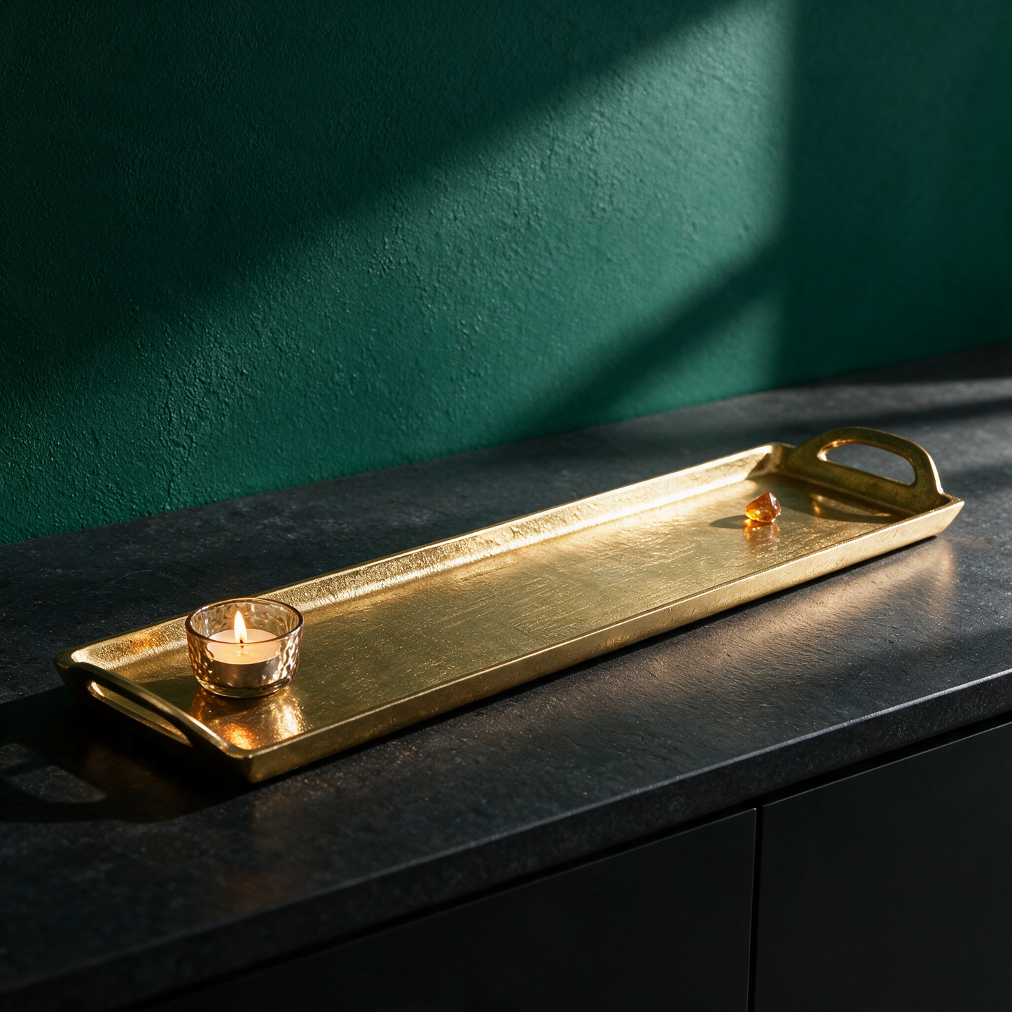 Dekotablett Gold XXL 60 cm | Kerzentablett aus Aluminium mit Griffen – stimmungsvolle Kontextansicht in der smaragdgrünen Temple-of-Desire-Bildwelt