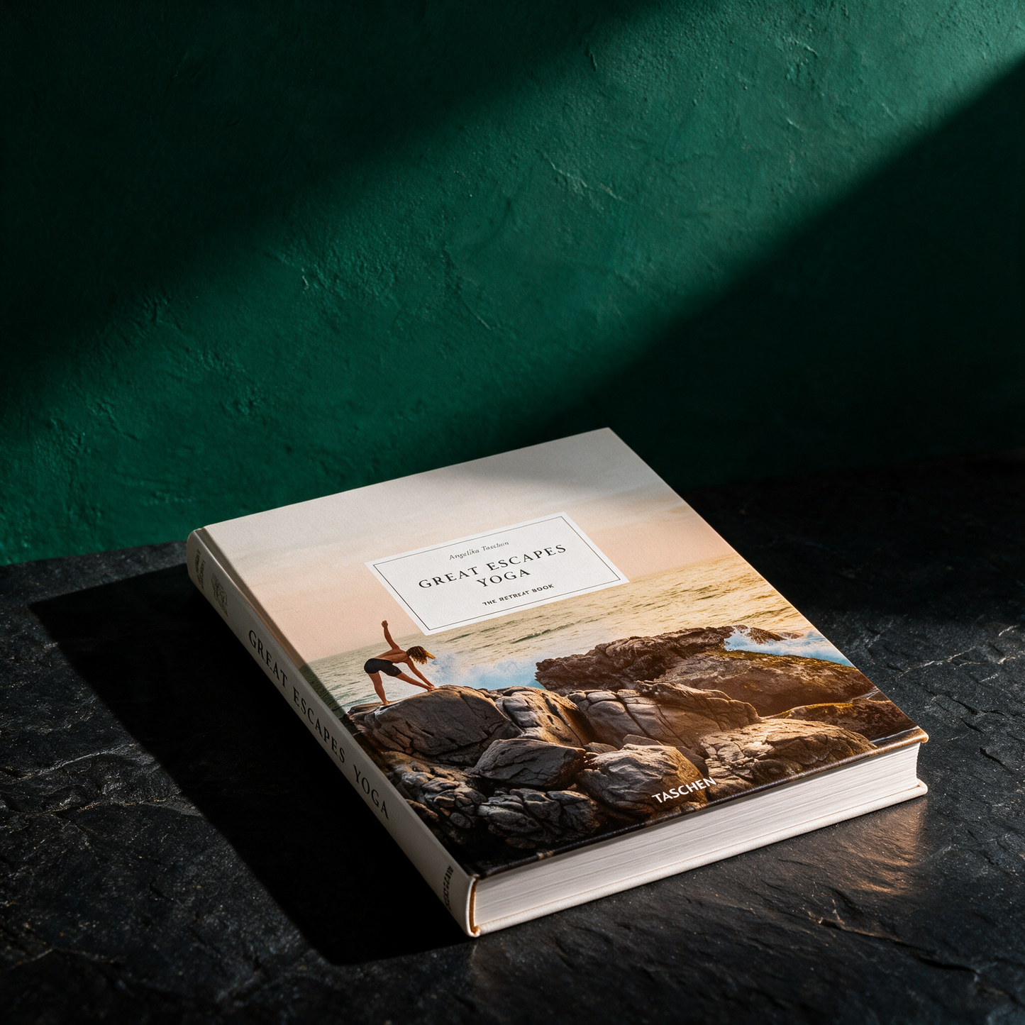 Great Escapes Yoga | Der Retreat-Bildband für Yogareisen – Anwendungsansicht in der smaragdgrünen Temple-of-Desire-Bildwelt