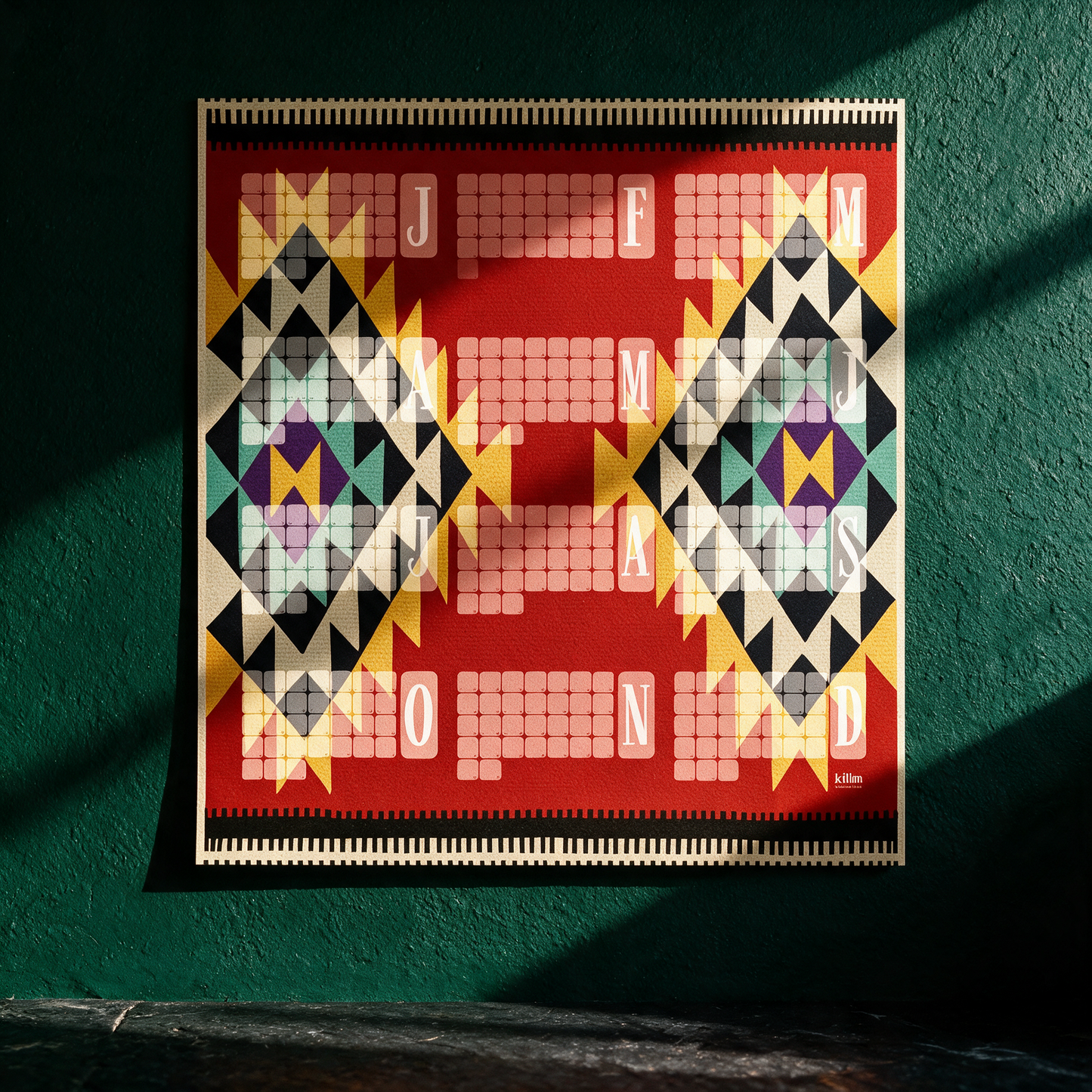 Wandkalender Kilim Peacock rostbraun | Special-Edition-Jahresplaner – Material- und Detailansicht in der smaragdgrünen Temple-of-Desire-Bildwelt