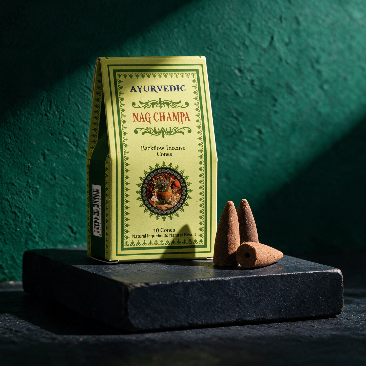 Ayurvedische Rückfluss-Räucherkegel | Wasserfall-Effekt für Ruhe – stimmungsvolle Kontextansicht in der smaragdgrünen Temple-of-Desire-Bildwelt
