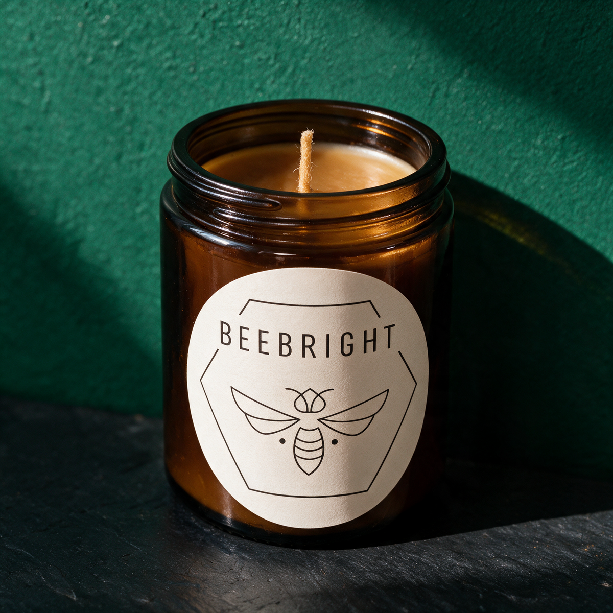 Bienenwachskerze im Glas | Regional & 100 % Naturwachs – Material- und Detailansicht in der smaragdgrünen Temple-of-Desire-Bildwelt