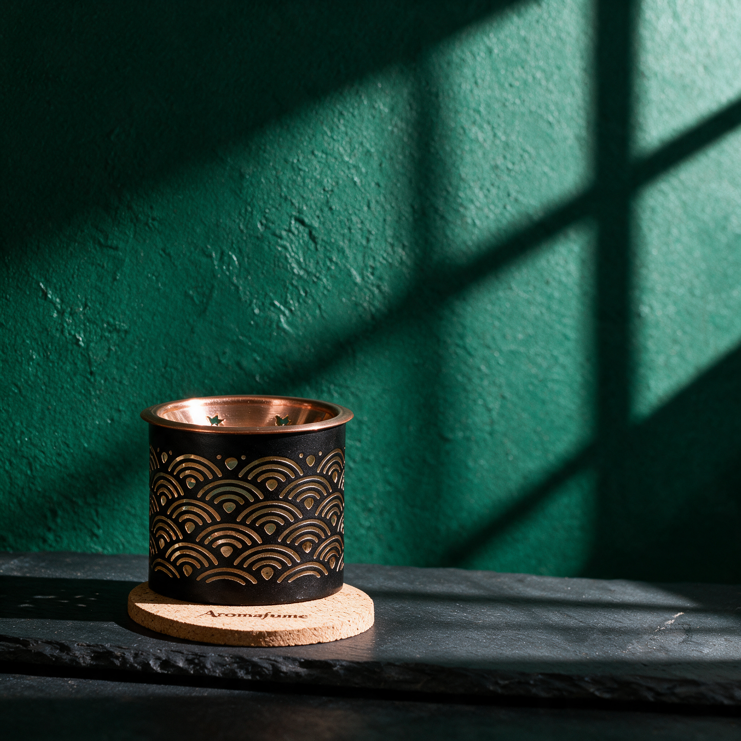 Aromafume Exotic Incense Diffuser | Räuchern ohne Rauch & Asche – stimmungsvolle Kontextansicht in der smaragdgrünen Temple-of-Desire-Bildwelt