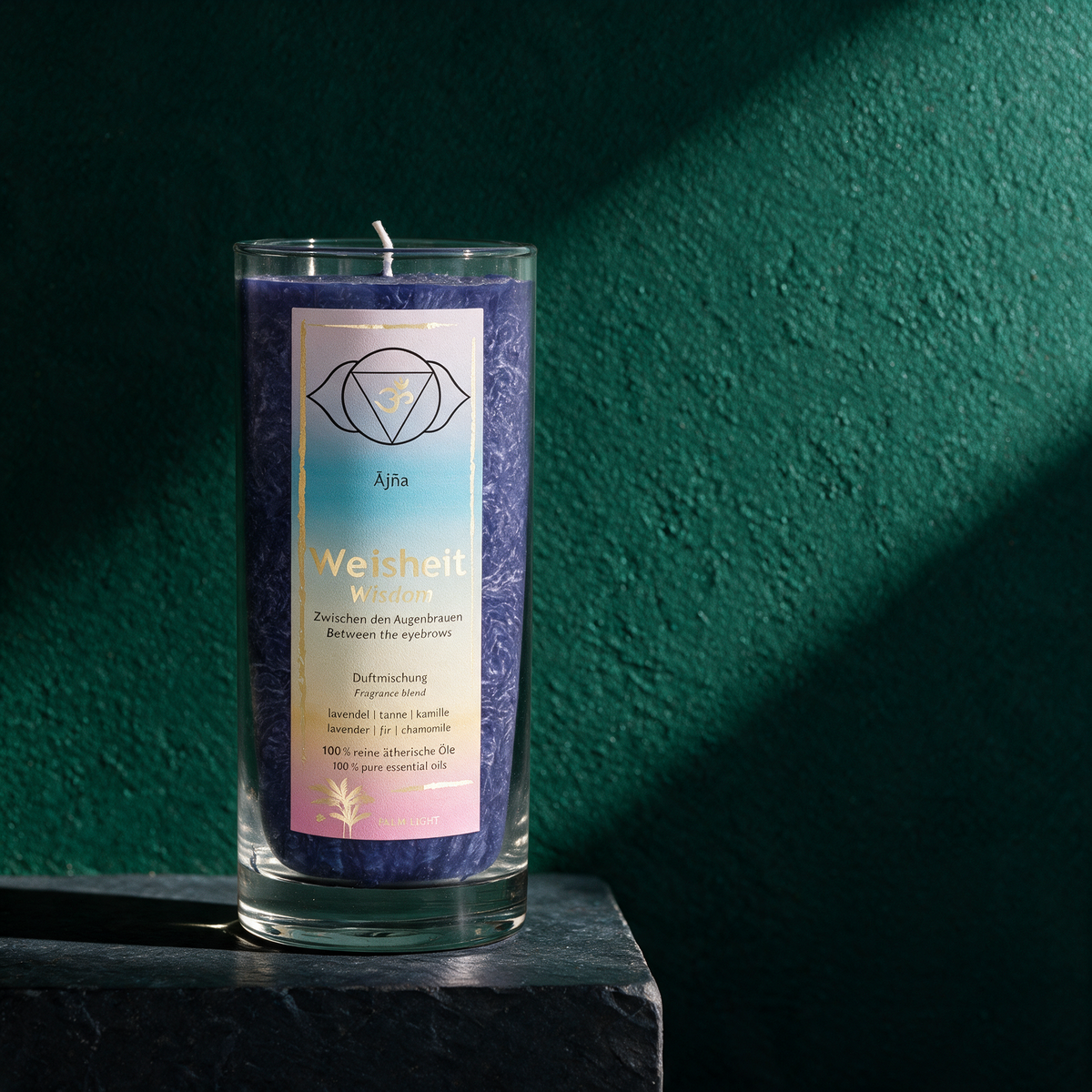 Chakra Duftkerze | Palmwachs mit ätherischen Ölen, ca. 60 Std. – stimmungsvolle Kontextansicht in der smaragdgrünen Temple-of-Desire-Bildwelt