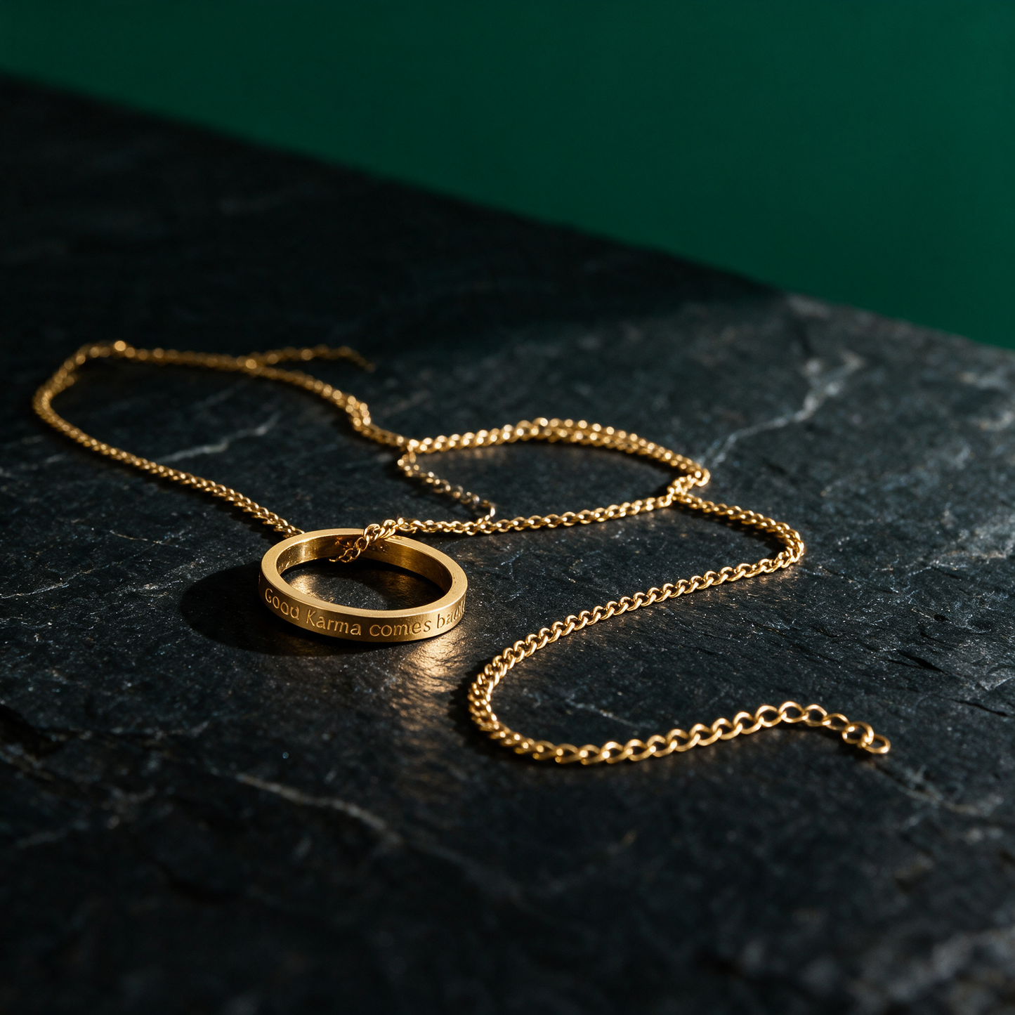 Ringkette vergoldet | Gravur „Good Karma comes back“ – engraving macro in der Temple-of-Desire-Bildwelt