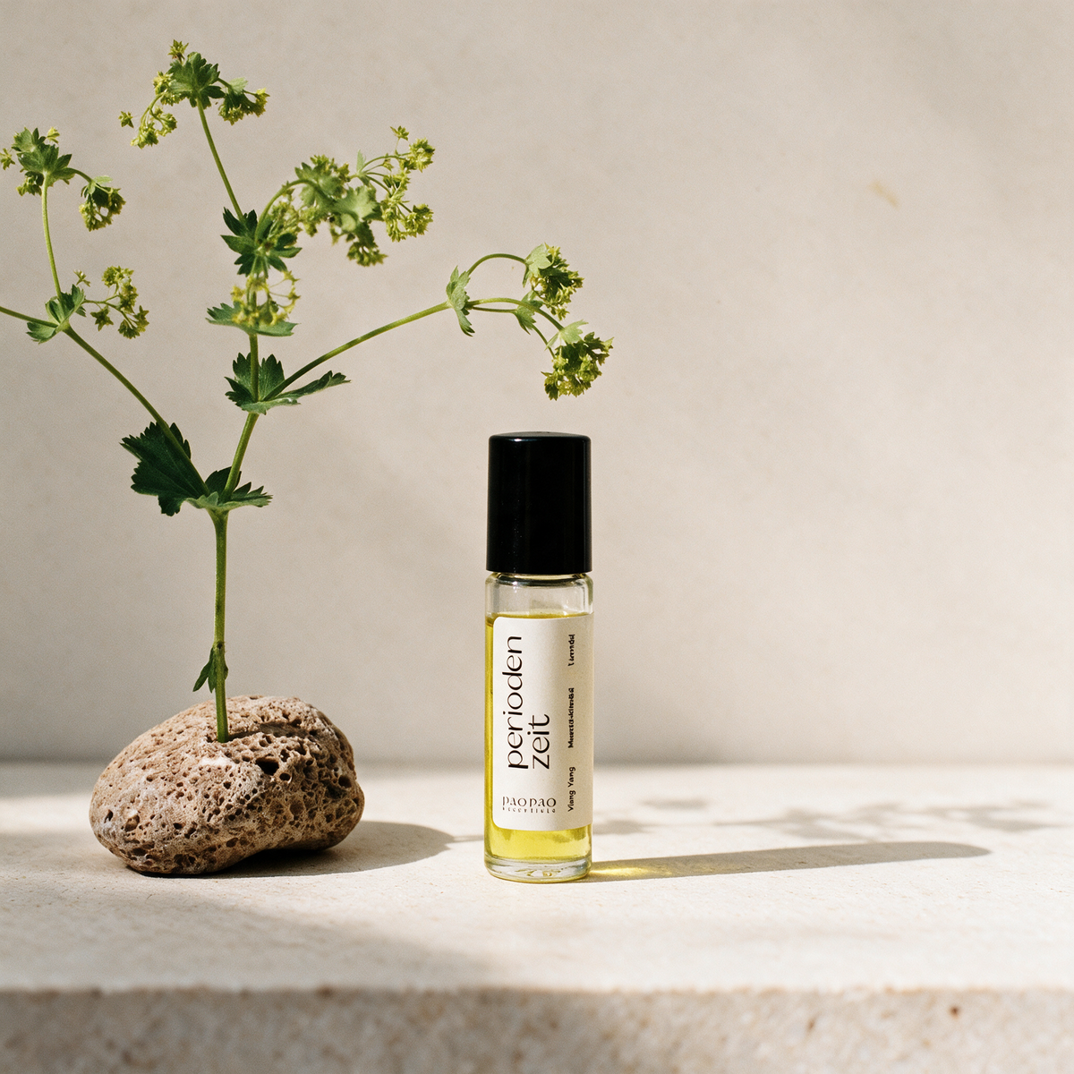 Periodenzeit Roll-On 8 ml | Ätherische Öle für die Zykluszeit – reine Produktansicht in der Temple-of-Desire-Bildwelt
