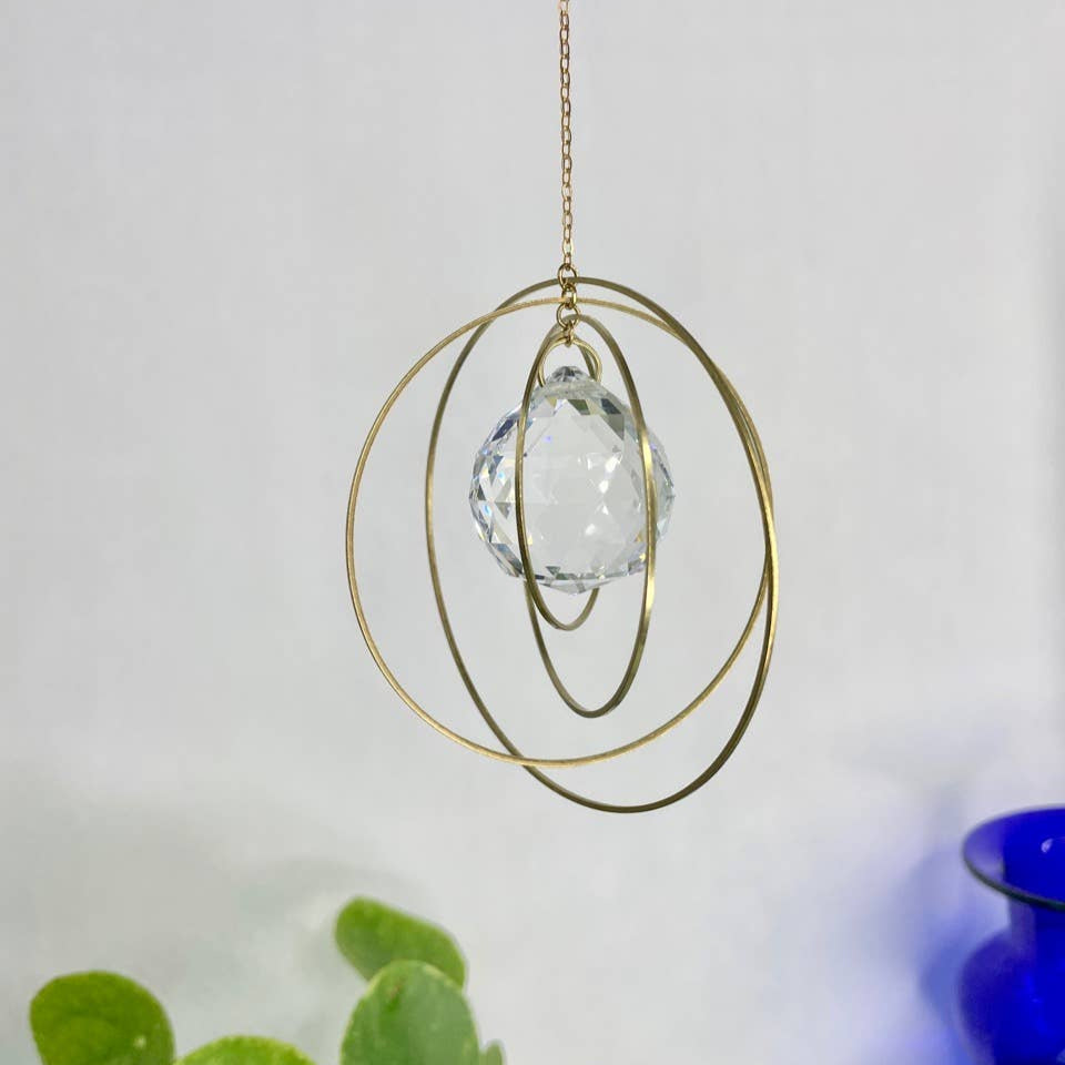 von Lani Suncatcher Circles aus Kristallglas und Messing.