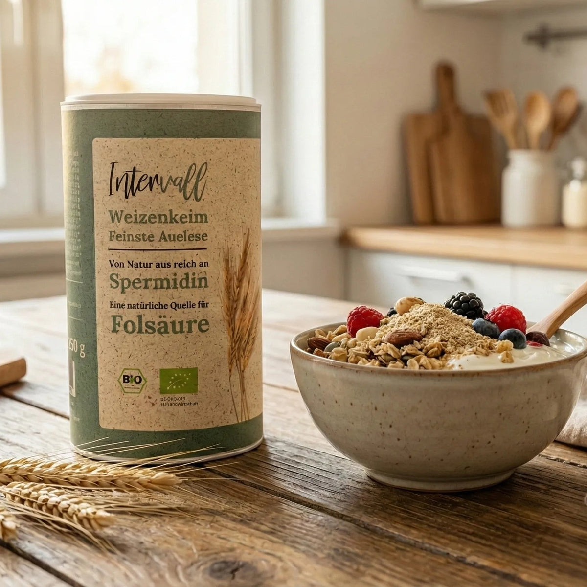 Weizenkeim Dose neben einer Schale Müsli mit Beeren
