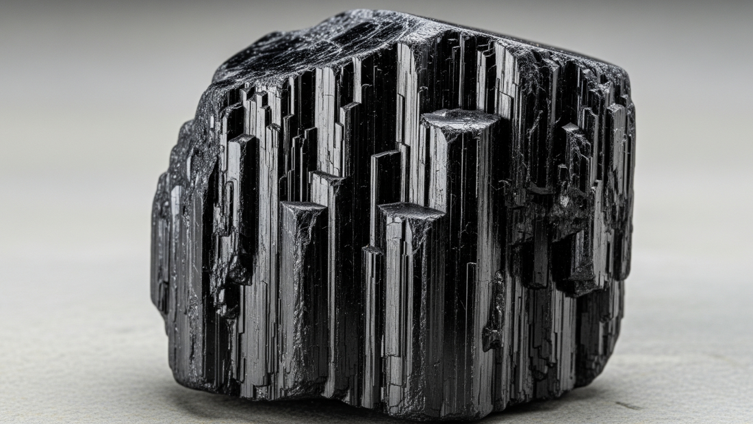 Schwarzer Turmalin (Schörl): Der ultimative Schutzstein & seine Wirkung