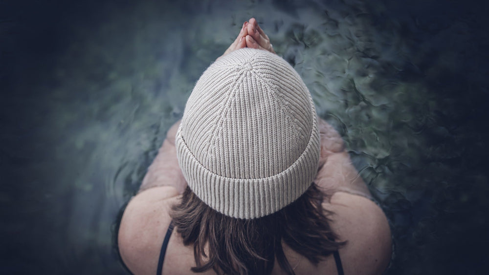 Eisbaden bei Kraftzeit: Edith Aigner im Wasser, von oben fotografiert