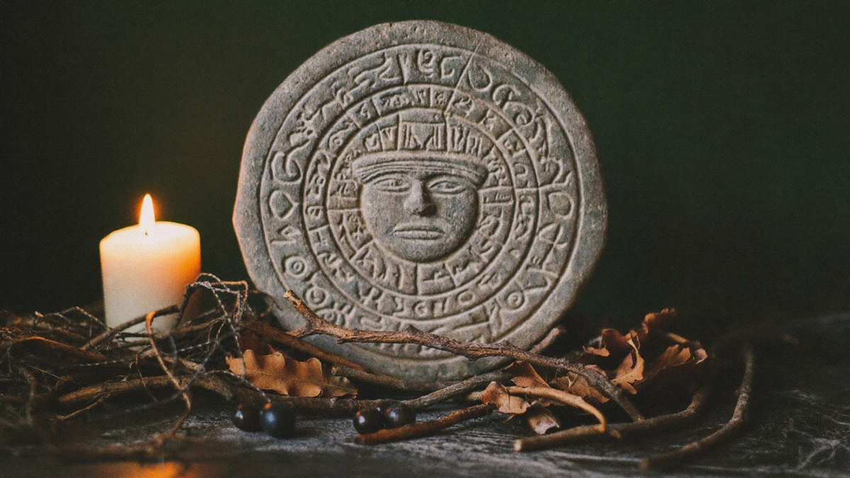 Steinerner Maya-Kalender mit Eichenlaub und Kerze – Portaltage November 2027