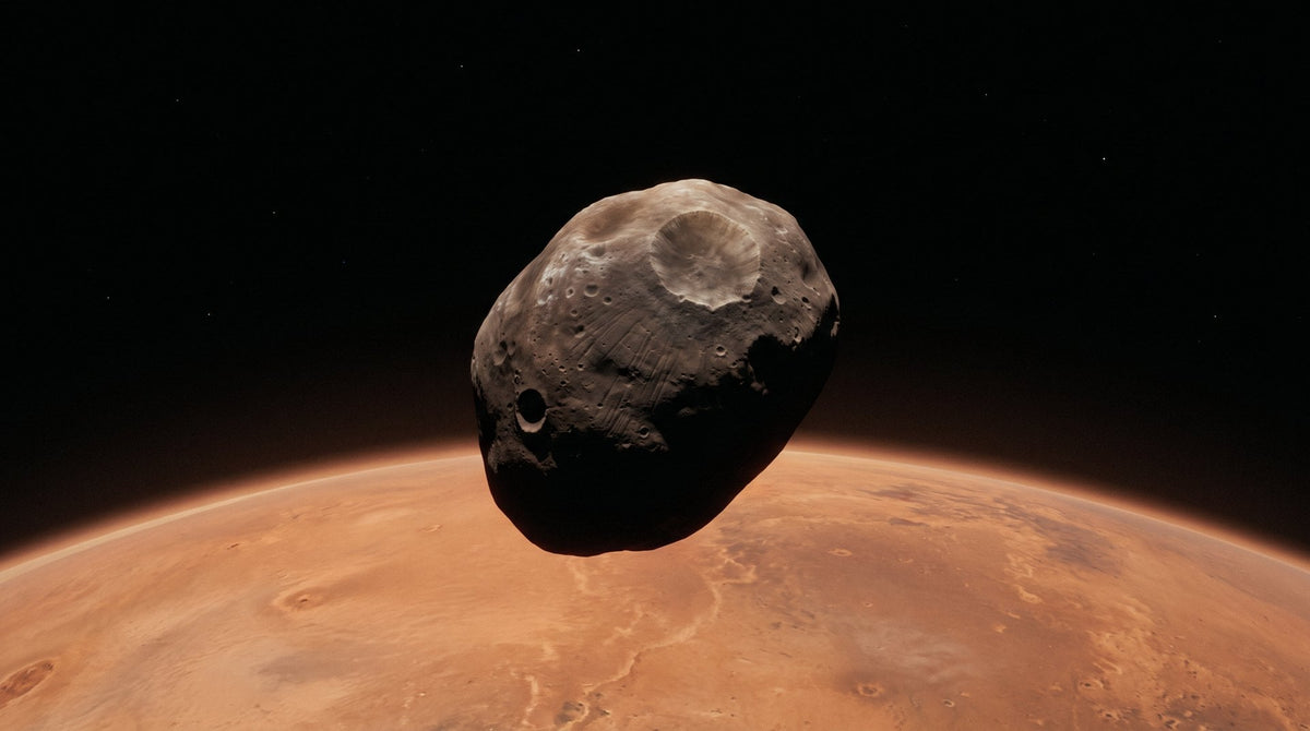 Der dunkle, unregelmäßig geformte Marsmond Phobos mit dem großen Krater Stickney schwebt vor der rötlichen Marsoberfläche – KI-Illustration, keine echte Aufnahme