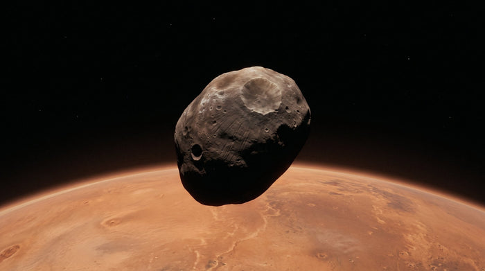 Der dunkle, unregelmäßig geformte Marsmond Phobos mit dem großen Krater Stickney schwebt vor der rötlichen Marsoberfläche – KI-Illustration, keine echte Aufnahme