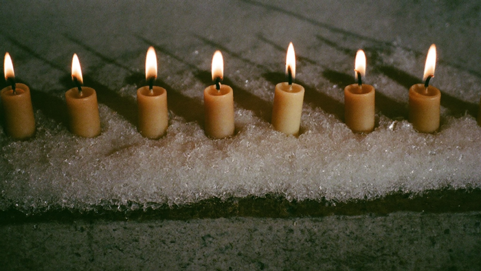 Kerzenreihe im Schnee bei warmem Licht – Portaltage Januar 2027, zehn Tage am Stück