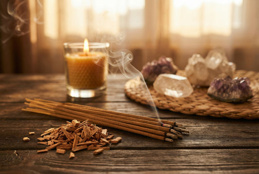 Sandelholz räuchern: Wirkung, Meditation & heilige Tradition