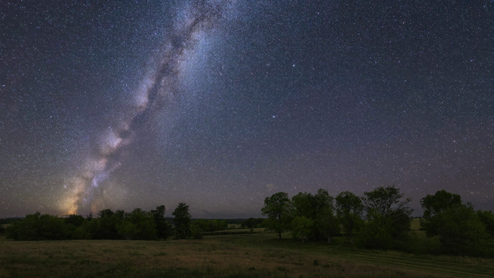 Klarer Sternenhimmel mit Milchstraße über einer nächtlichen Wiese in Deutschland, ohne Polarlicht