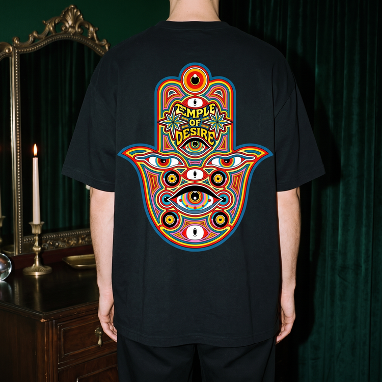 Tausendauge — Capsule 02: Hamsa-Rückenprint auf schwarzem Oversized-T-Shirt.