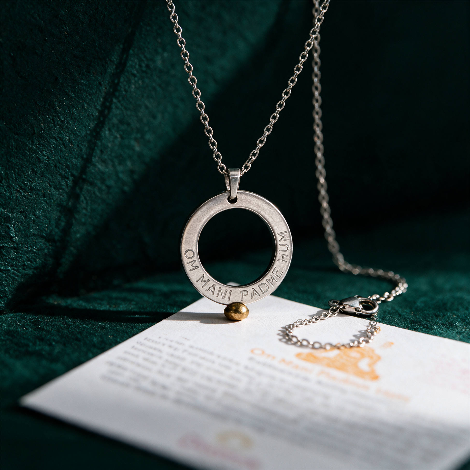 Om Mani Padme Hum Kette silber | Mantra-AnhÃ¤nger aus Edelstahl â€“ Produktansicht vor tiefem SmaragdgrÃ¼n