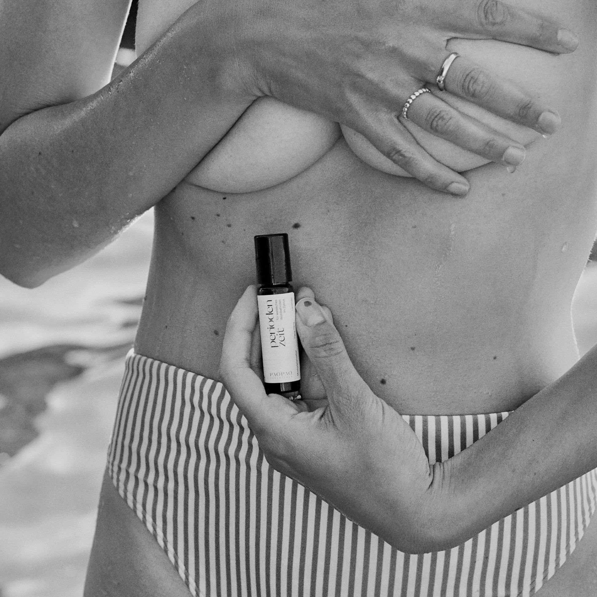 Periodenzeit Roll-On in der Hand vor hellem Hintergrund
