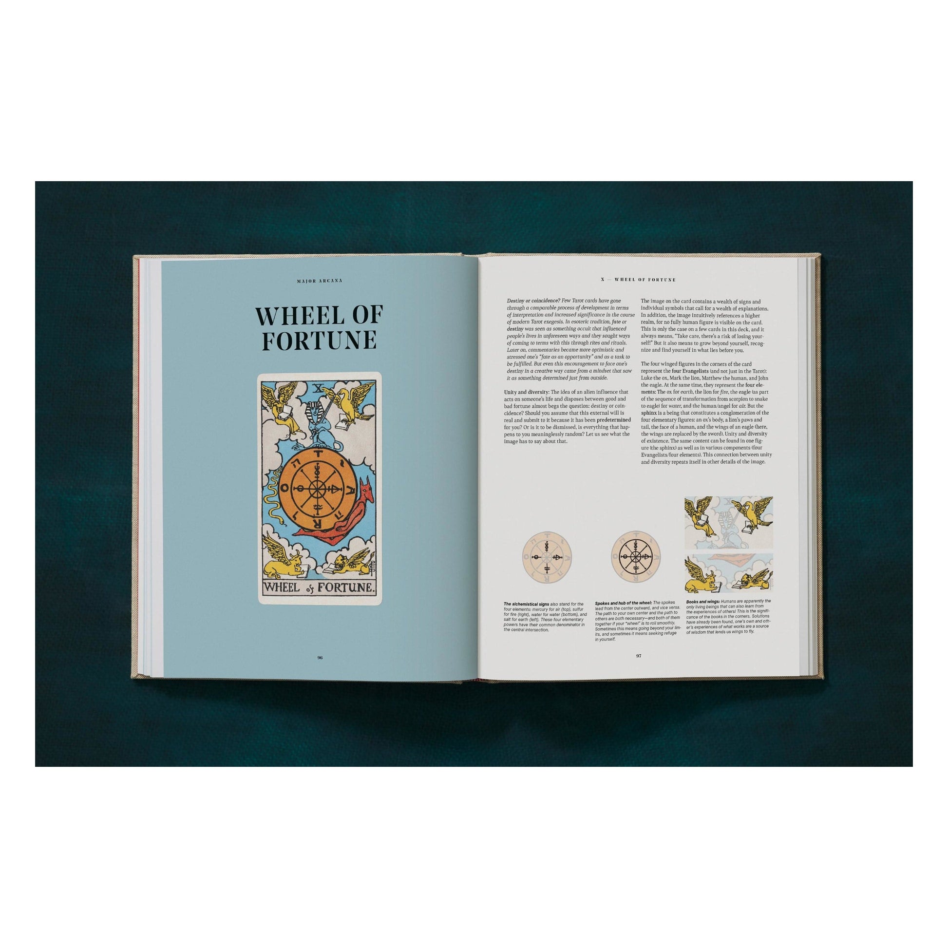 Begleitbuch des Tarot-Sets aufgeschlagen mit Textseite