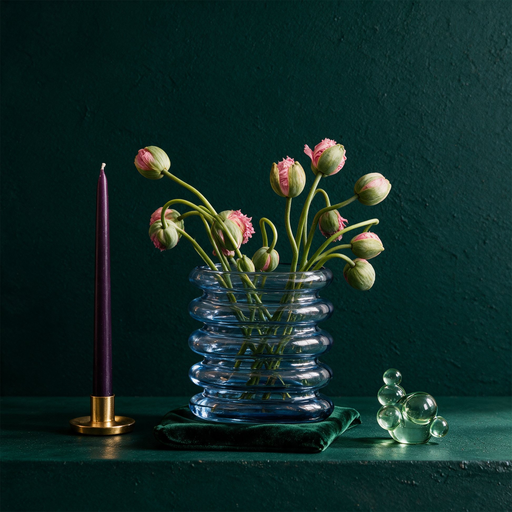 Repeat Vase Blau – Produktansicht vor tiefem Smaragdgrün
