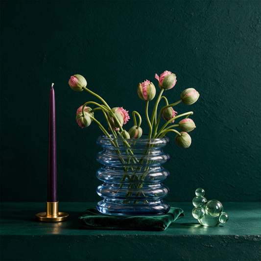 Repeat Vase Blau – Produktansicht vor tiefem Smaragdgrün