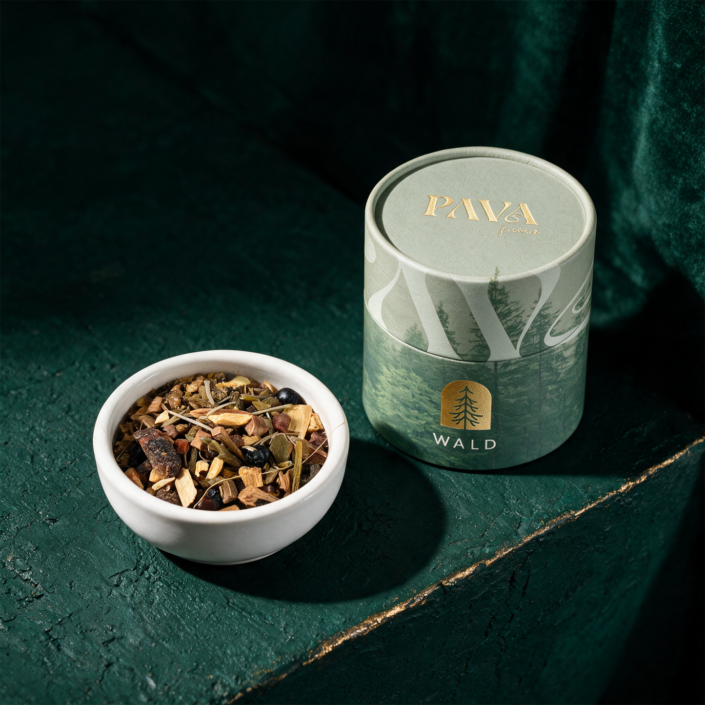 Wald RÃ¤uchermischung | Waldbaden-Duft mit Fichtenharz & Palo Santo â€“ alternative Produktansicht vor tiefem SmaragdgrÃ¼n