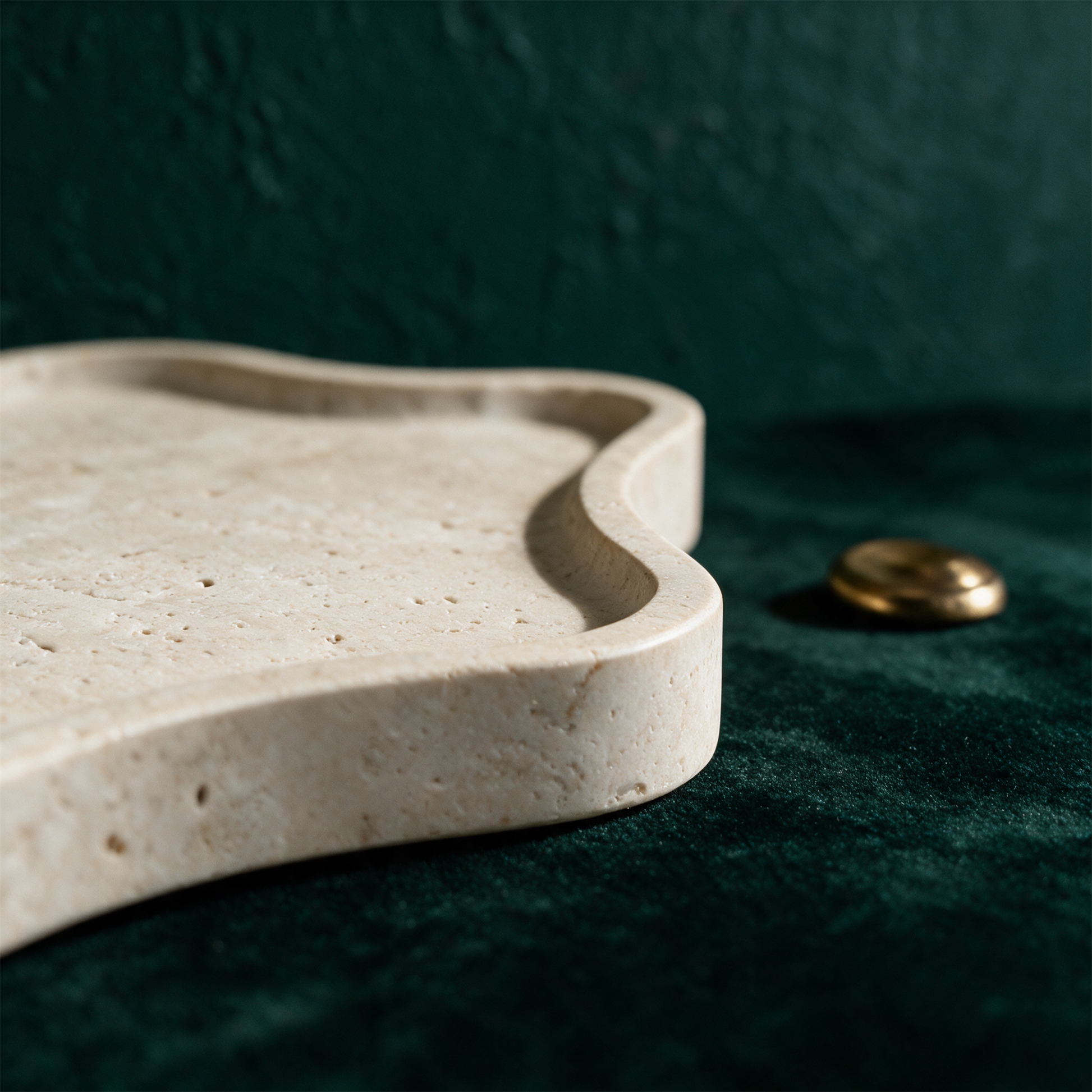Patera Travertin Tablett | Handgefertigte Naturstein-Ablage 25Ã—22 cm â€“ Detailansicht vor tiefem SmaragdgrÃ¼n