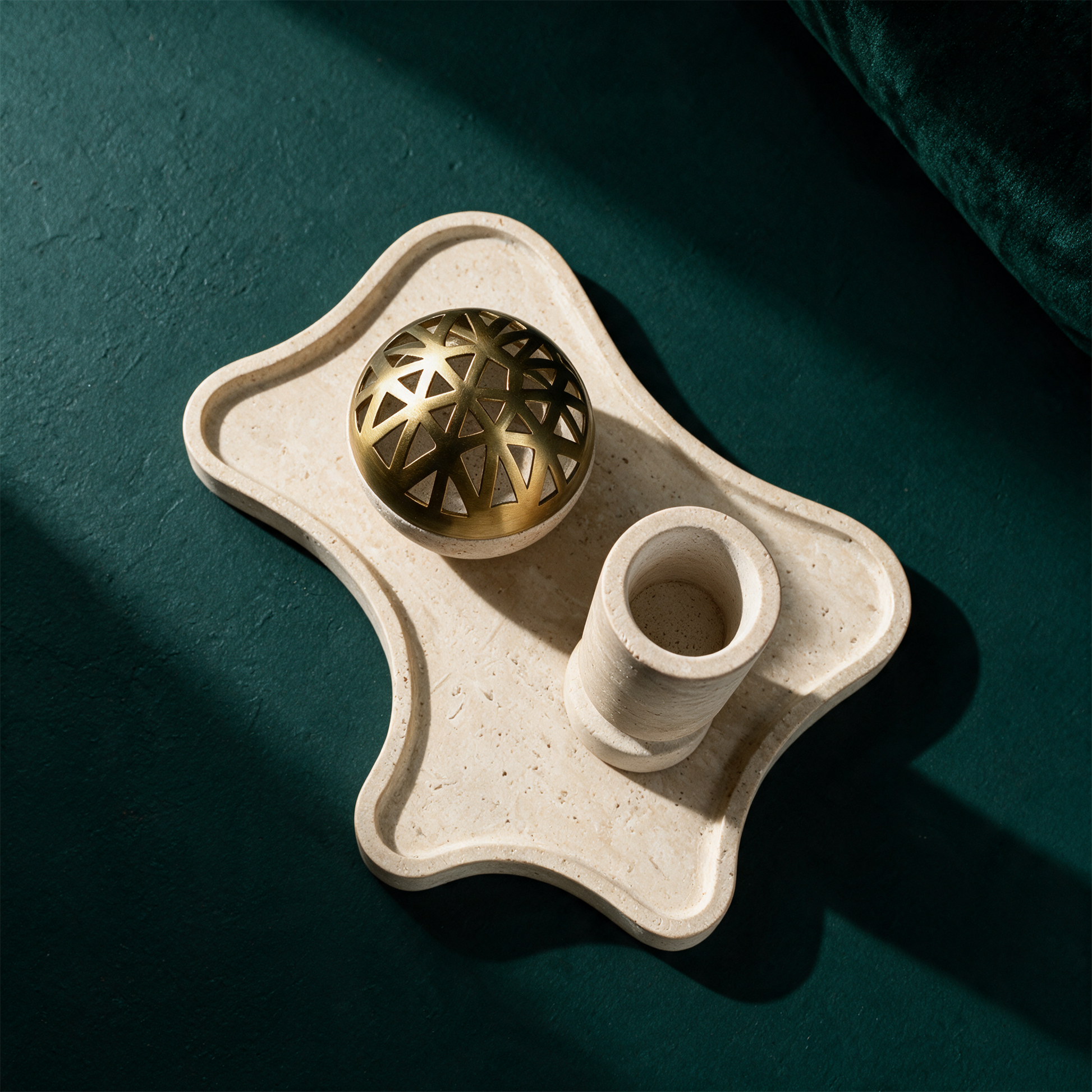 Patera Sphera Travertin Set | RÃ¤uchergefÃ¤ÃŸ, Kerzenhalter & Tablett â€“ Material- und Setansicht vor tiefem SmaragdgrÃ¼n