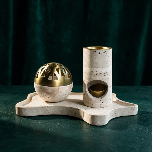 Patera Aroma Travertin-Set | Duftlampe & RÃ¤uchergefÃ¤ÃŸ aus Naturstein â€“ Anwendung vor tiefem SmaragdgrÃ¼n