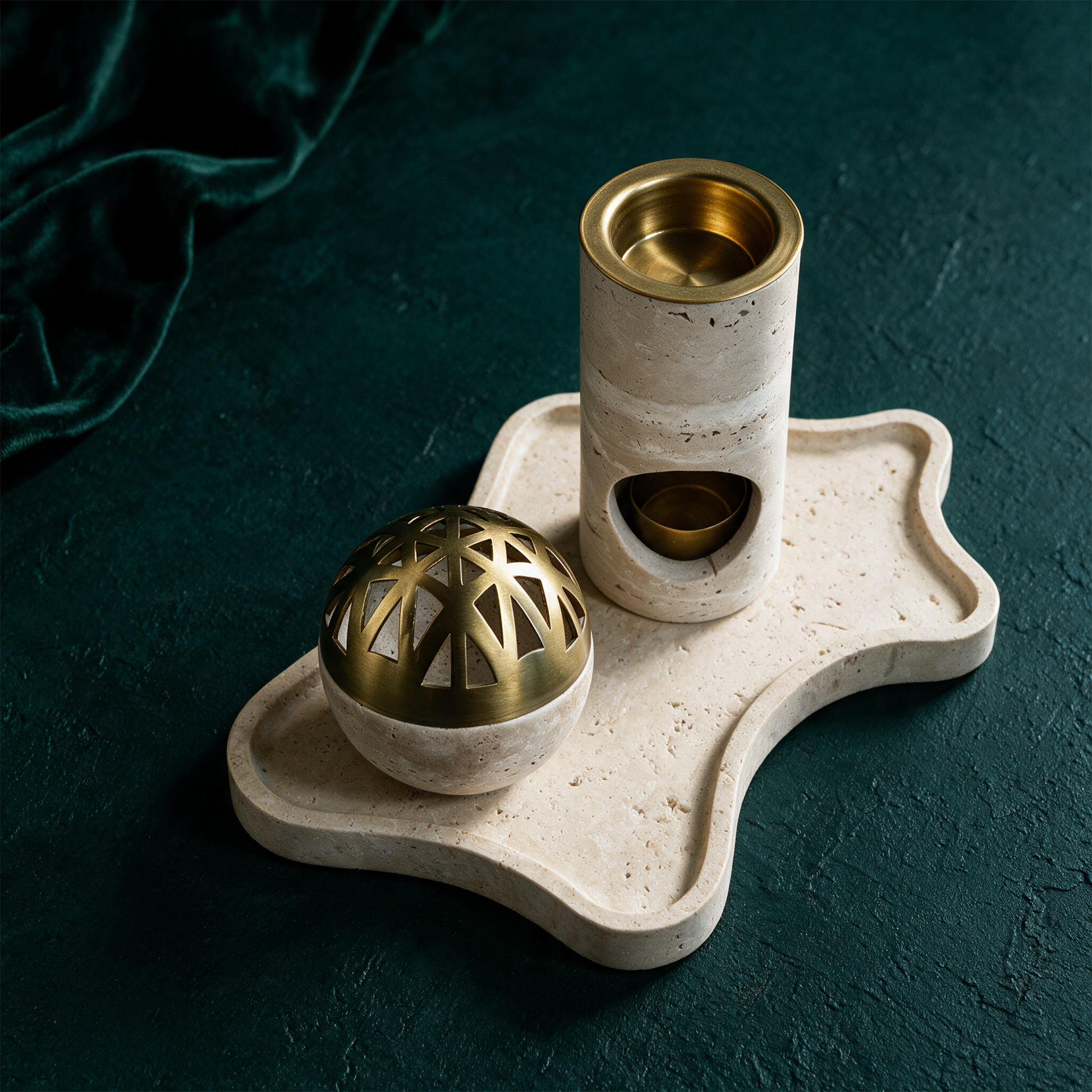 Patera Aroma Travertin-Set | Duftlampe & RÃ¤uchergefÃ¤ÃŸ aus Naturstein â€“ Material- und Setansicht vor tiefem SmaragdgrÃ¼n