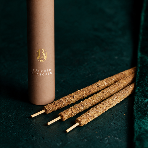 Palo Santo RÃ¤ucherstÃ¤bchen | Warmer Holzduft fÃ¼r Ruhe & Reinigung â€“ Detailansicht vor tiefem SmaragdgrÃ¼n