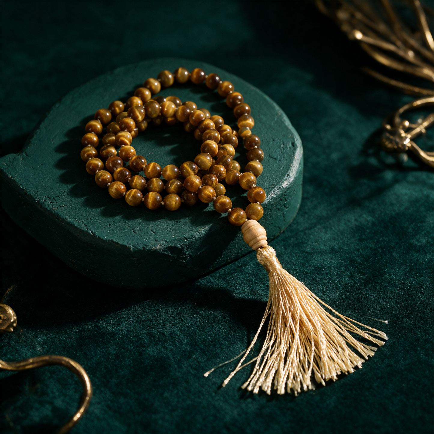 Goldenes Tigerauge Mala Kette | 108 Perlen fÃ¼r Fokus & Klarheit â€“ alternative Produktansicht vor tiefem SmaragdgrÃ¼n