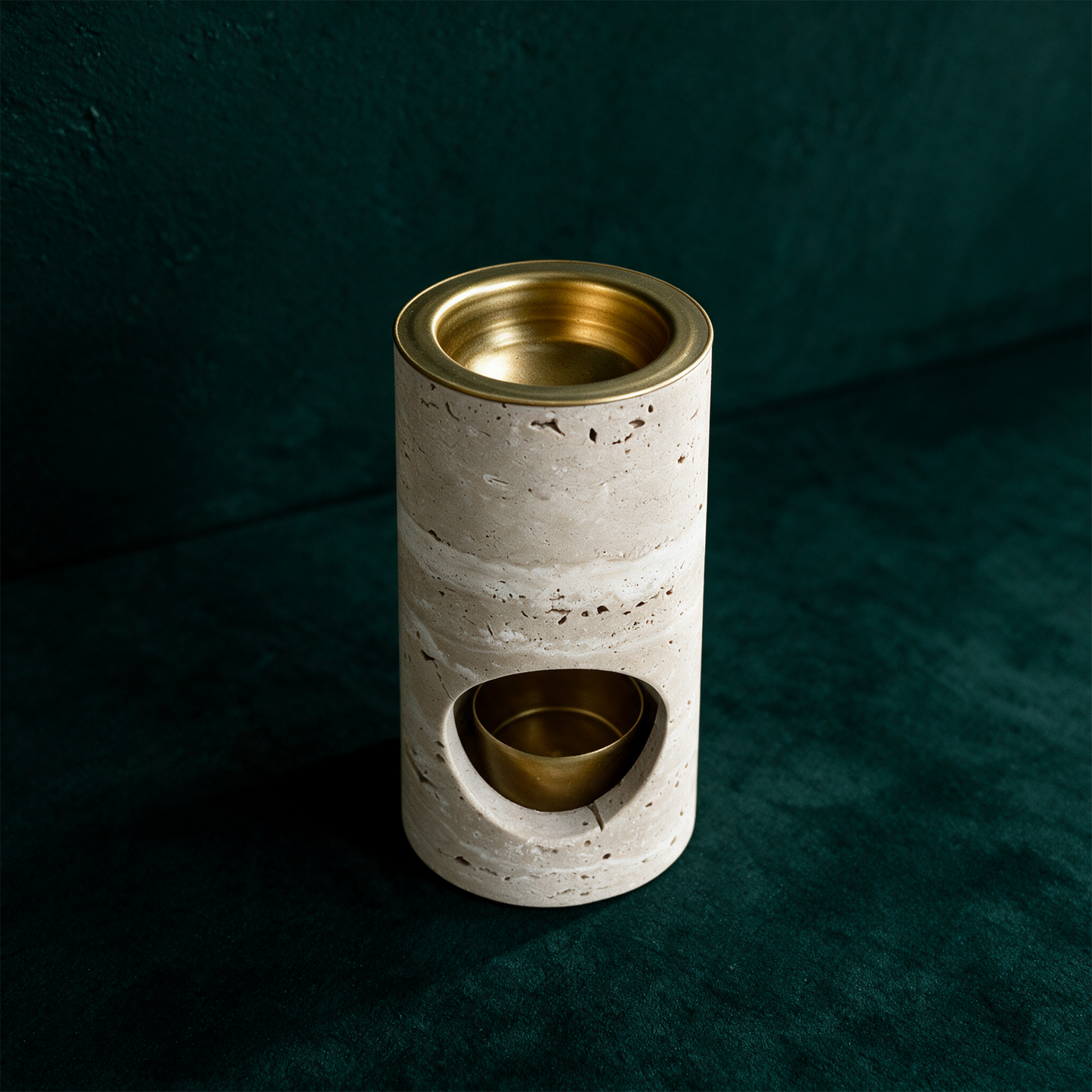 Aroma Duftlampe | Travertin & Messing fÃ¼r sinnliche RaumdÃ¼fte â€“ alternative Produktansicht vor tiefem SmaragdgrÃ¼n