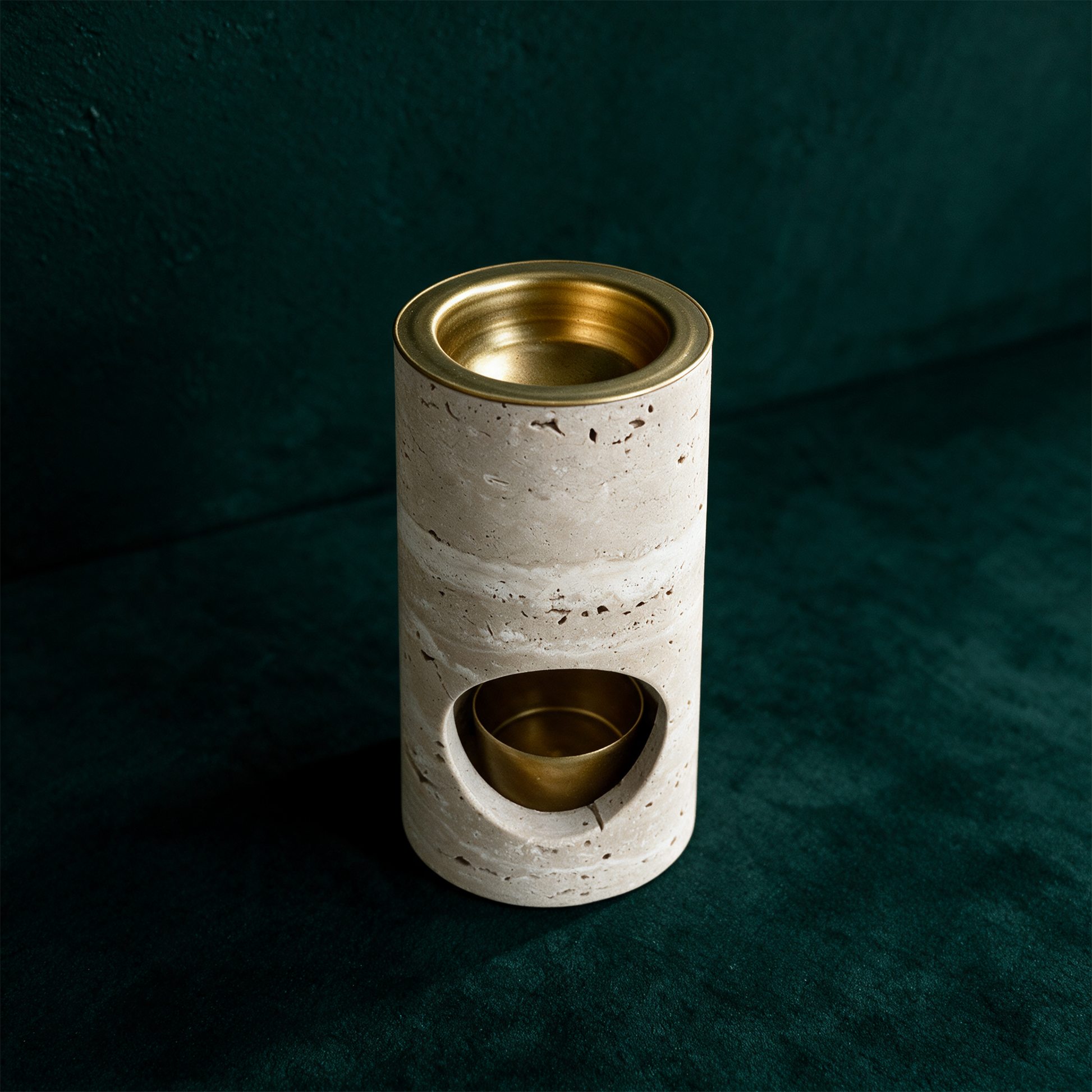 Aroma Duftlampe | Travertin & Messing fÃ¼r sinnliche RaumdÃ¼fte â€“ alternative Produktansicht vor tiefem SmaragdgrÃ¼n