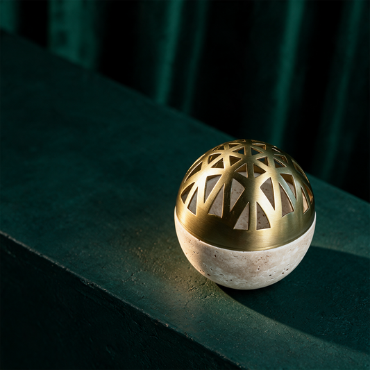 Sphera Gold Mini RÃ¤ucherkugel | Travertin-RÃ¤uchergefÃ¤ÃŸ mit Goldakzent â€“ alternative Produktansicht vor tiefem SmaragdgrÃ¼n