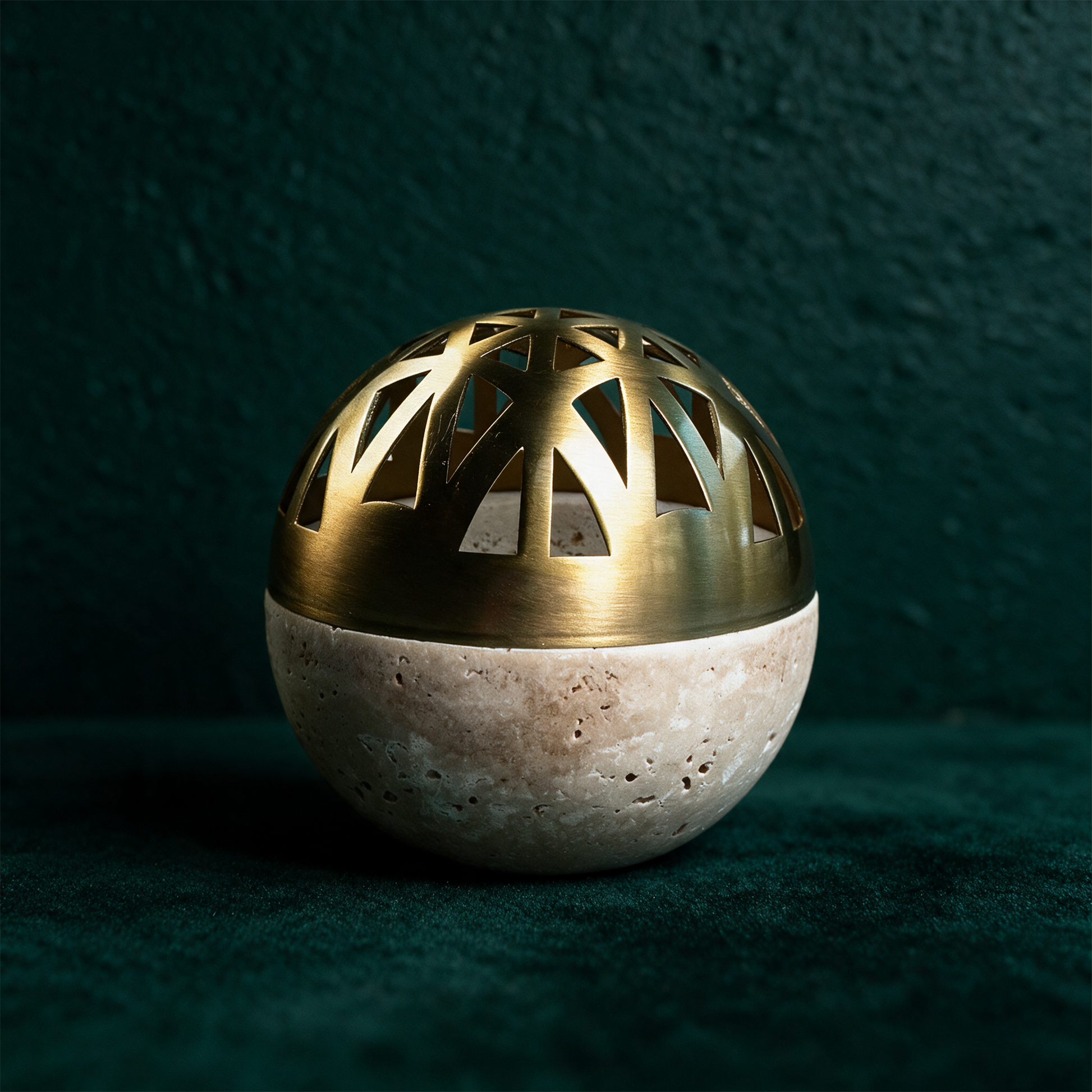 Sphera Gold Mini RÃ¤ucherkugel | Travertin-RÃ¤uchergefÃ¤ÃŸ mit Goldakzent â€“ Detailansicht vor tiefem SmaragdgrÃ¼n