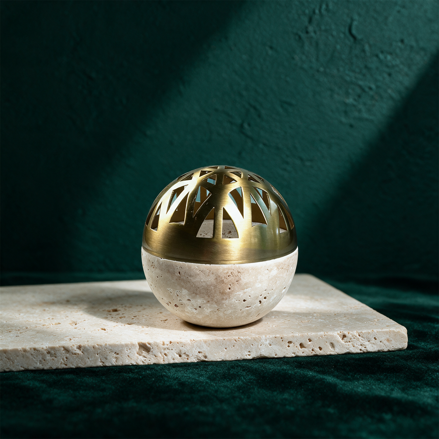 Sphera Gold Mini RÃ¤ucherkugel | Travertin-RÃ¤uchergefÃ¤ÃŸ mit Goldakzent â€“ Anwendung vor tiefem SmaragdgrÃ¼n