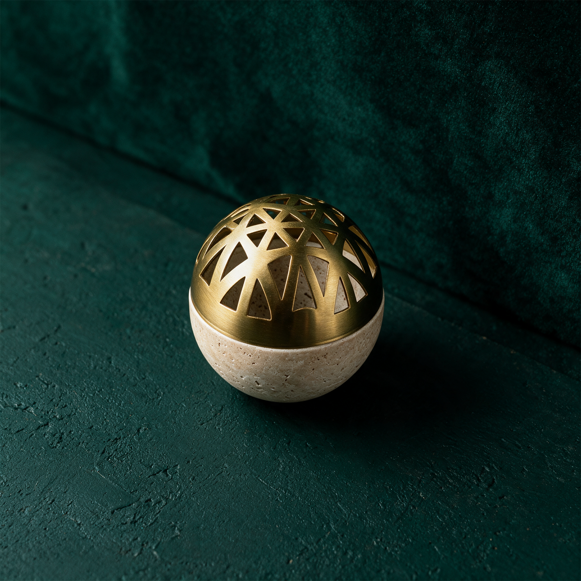 Sphera Gold Mini RÃ¤ucherkugel | Travertin-RÃ¤uchergefÃ¤ÃŸ mit Goldakzent â€“ Material- und Setansicht vor tiefem SmaragdgrÃ¼n