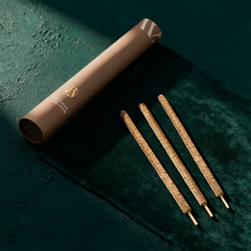 Palo Santo & Copal RÃ¤ucherstÃ¤bchen | Reinigung trifft Erneuerung â€“ Material- und Setansicht vor tiefem SmaragdgrÃ¼n