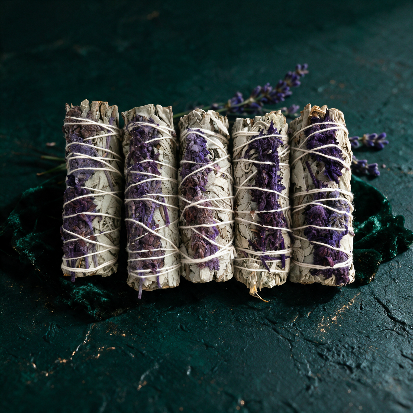 Salbei & Lavendel RÃ¤ucherset | 5 Smudge-Sticks fÃ¼r Entspannung â€“ Detailansicht vor tiefem SmaragdgrÃ¼n