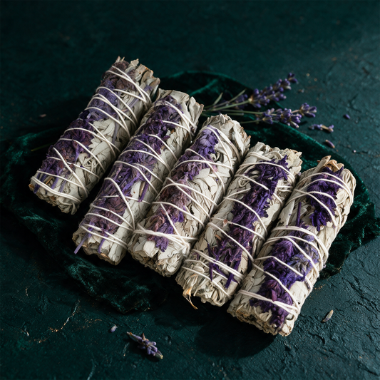Salbei & Lavendel RÃ¤ucherset | 5 Smudge-Sticks fÃ¼r Entspannung â€“ Material- und Setansicht vor tiefem SmaragdgrÃ¼n
