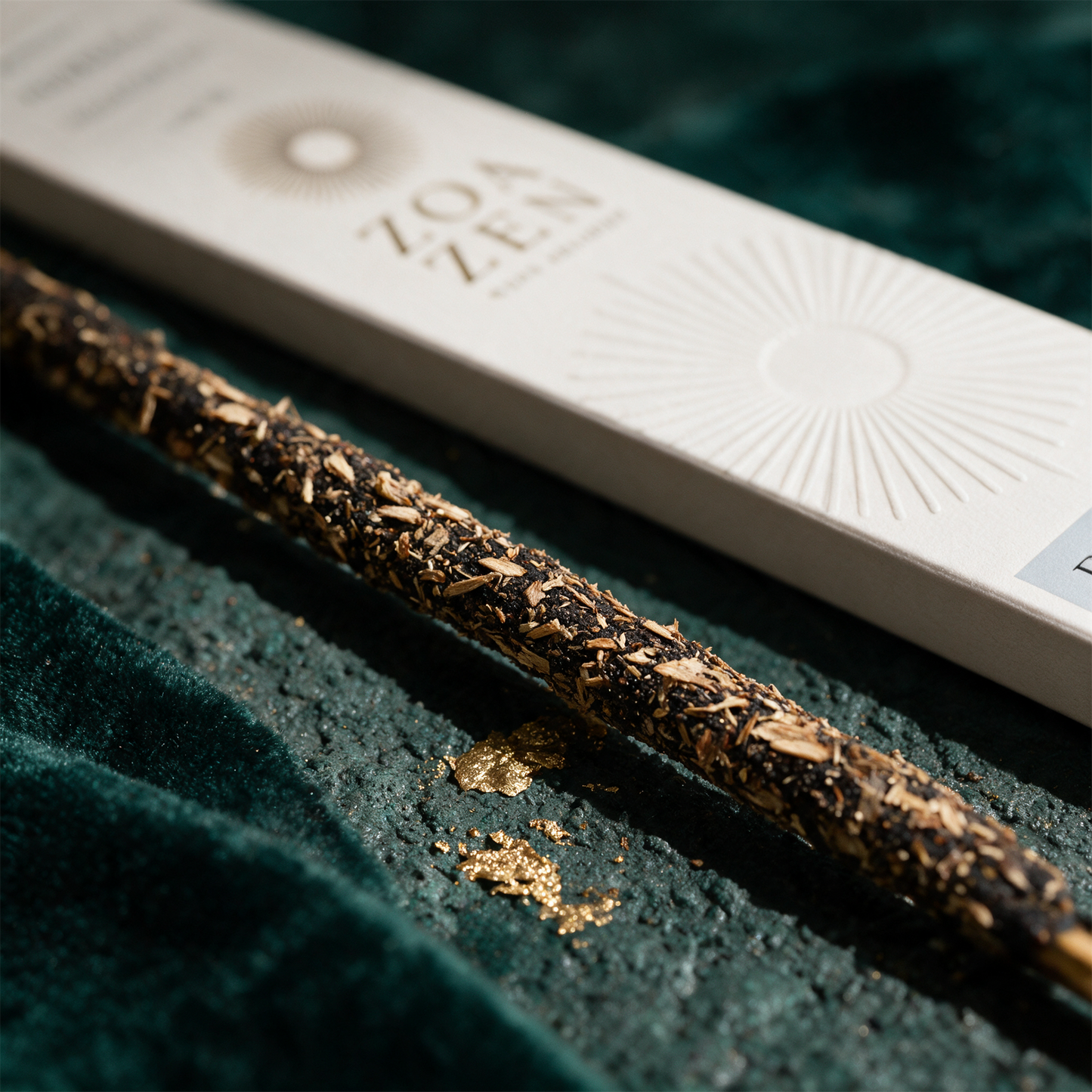 Building Dreams Zen Sticks | Palo Santo RÃ¤ucherstÃ¤bchen von ZoaZen â€“ Detailansicht vor tiefem SmaragdgrÃ¼n