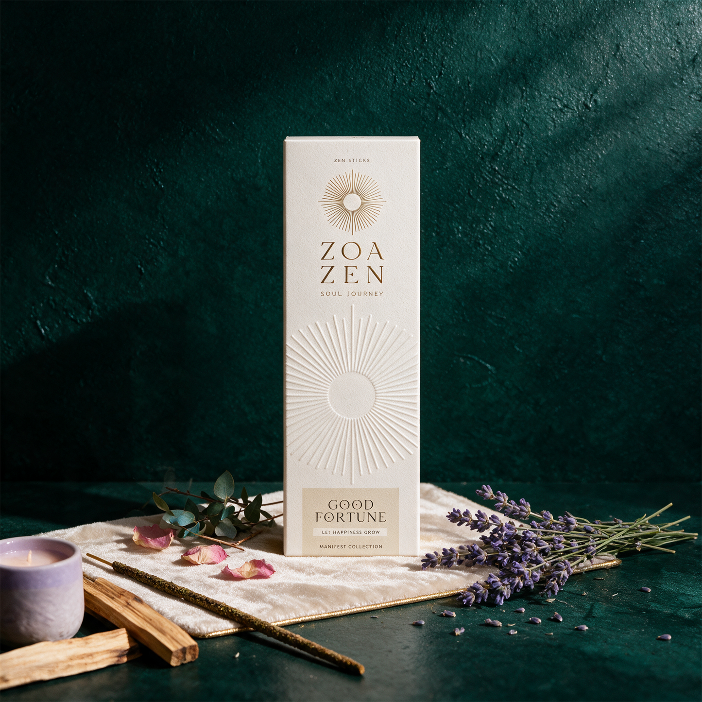 Good Fortune Zen Sticks | Palo Santo, Rose & Lavendel von ZoaZen â€“ Anwendung vor tiefem SmaragdgrÃ¼n