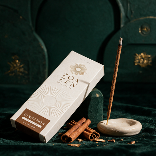 Cinnamon Zen Sticks | Palo Santo & Zimt RÃ¤ucherstÃ¤bchen â€“ Material- und Setansicht vor tiefem SmaragdgrÃ¼n