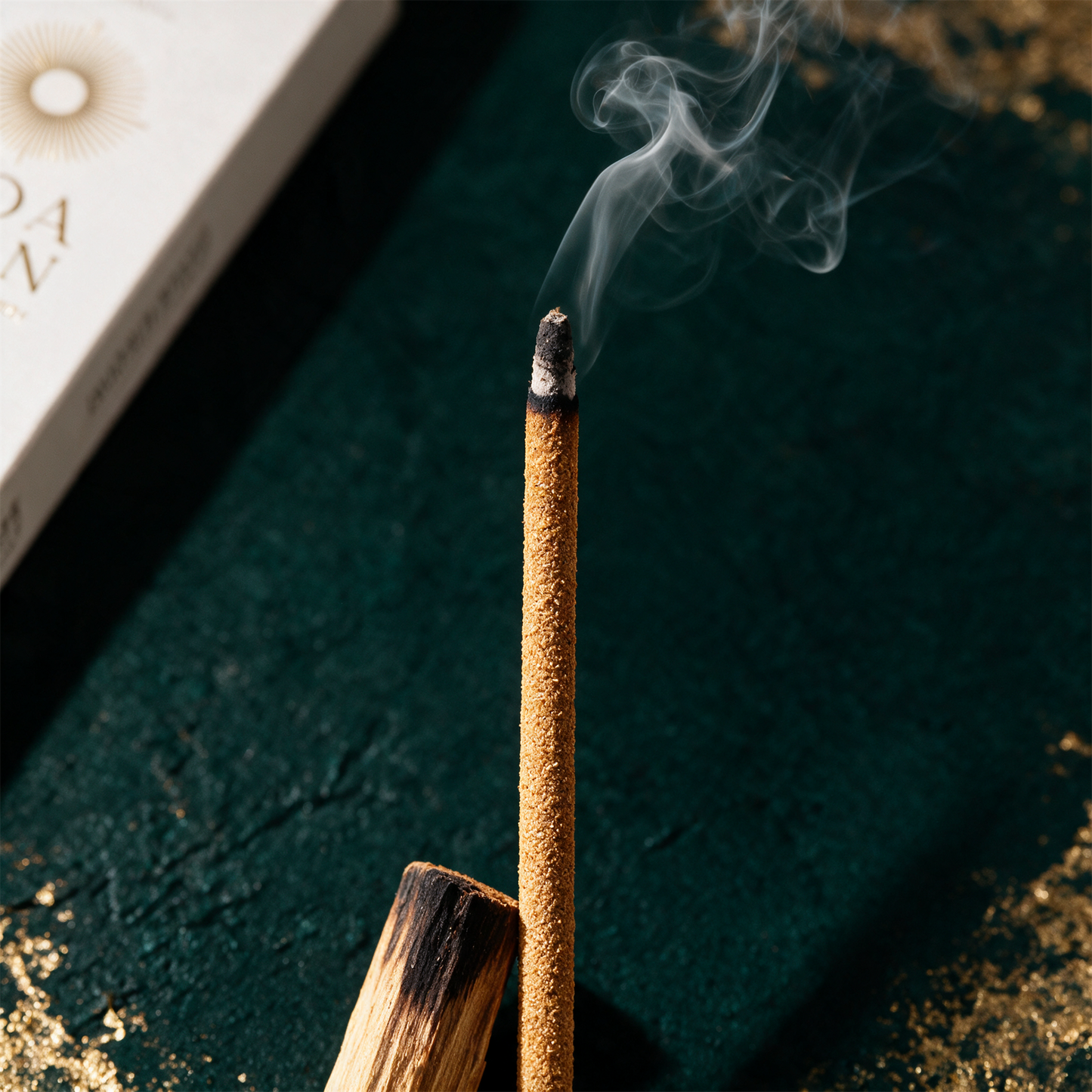 Palo Santo Zen Sticks | Reine RÃ¤ucherstÃ¤bchen fÃ¼r Klarheit & Ruhe â€“ Detailansicht vor tiefem SmaragdgrÃ¼n