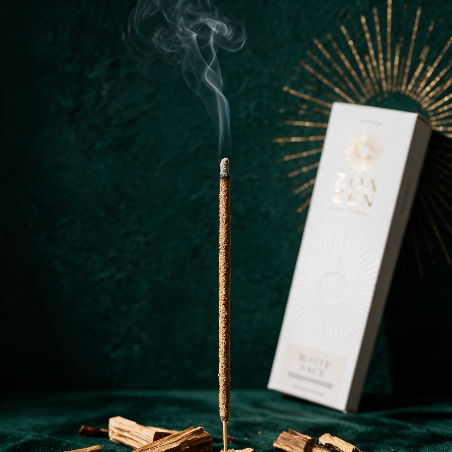 White Sage Zen Sticks | WeiÃŸer Salbei & Palo Santo RÃ¤ucherstÃ¤bchen â€“ Detailansicht vor tiefem SmaragdgrÃ¼n