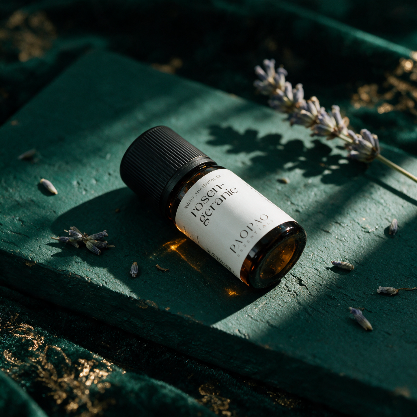 Rosengeranie Ã–l | 100% naturreines Ã¤therisches Ã–l, 5 ml â€“ Detailansicht vor tiefem SmaragdgrÃ¼n