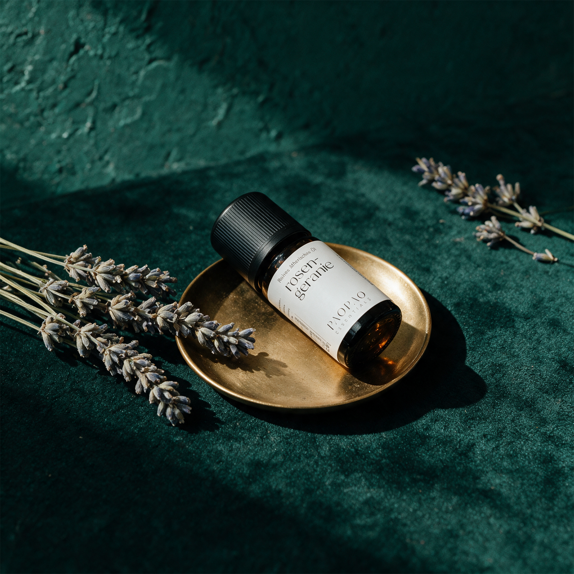 Rosengeranie Ã–l | 100% naturreines Ã¤therisches Ã–l, 5 ml â€“ Material- und Setansicht vor tiefem SmaragdgrÃ¼n