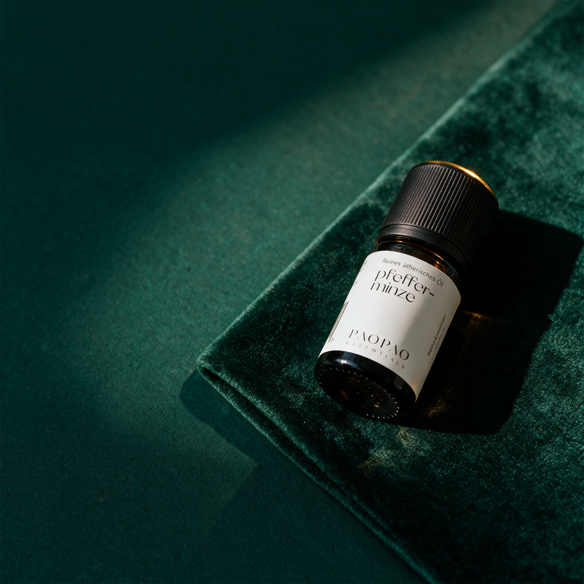 Pfefferminze Ã–l | 100% naturreines Ã¤therisches Ã–l, 5 ml â€“ alternative Produktansicht vor tiefem SmaragdgrÃ¼n