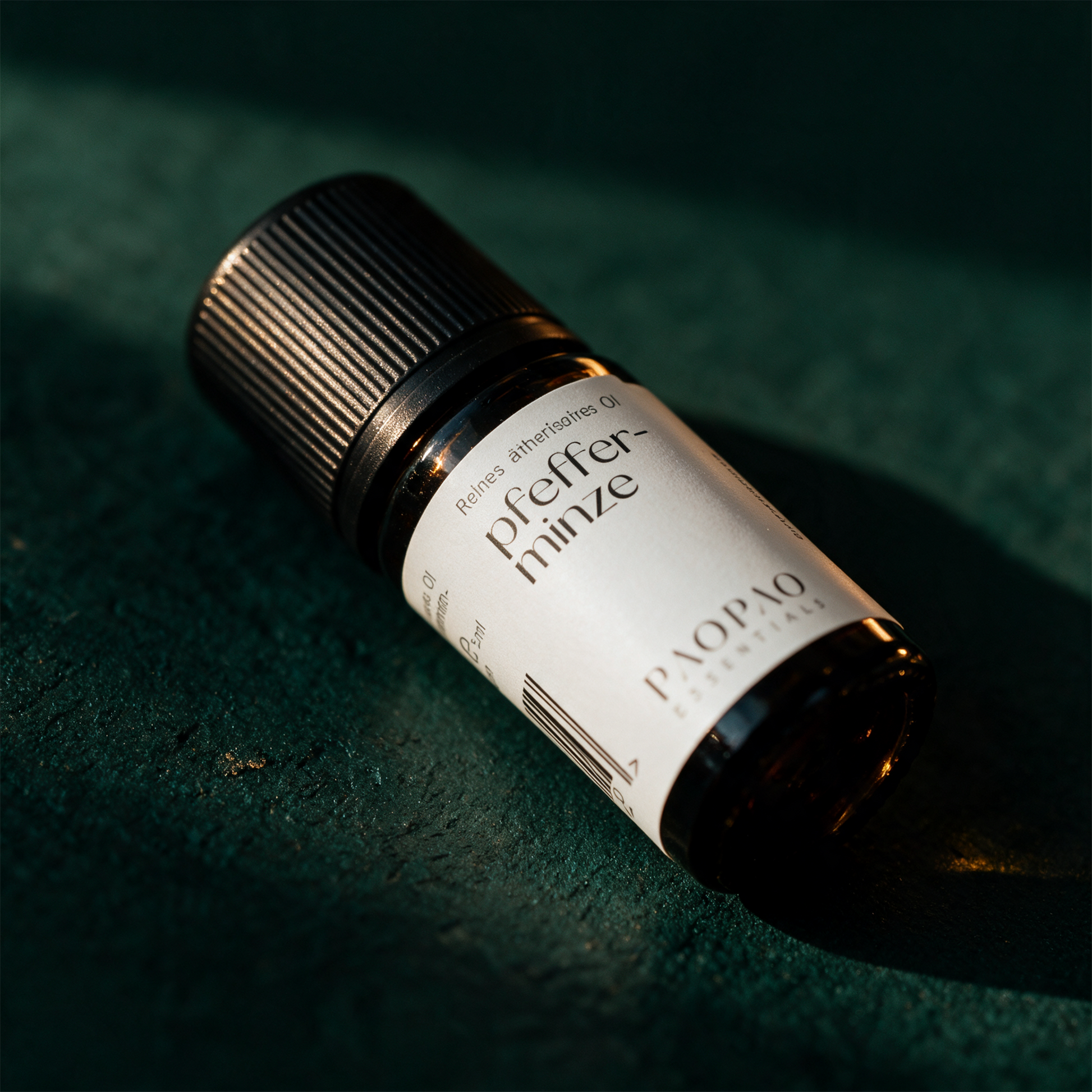 Pfefferminze Ã–l | 100% naturreines Ã¤therisches Ã–l, 5 ml â€“ Detailansicht vor tiefem SmaragdgrÃ¼n